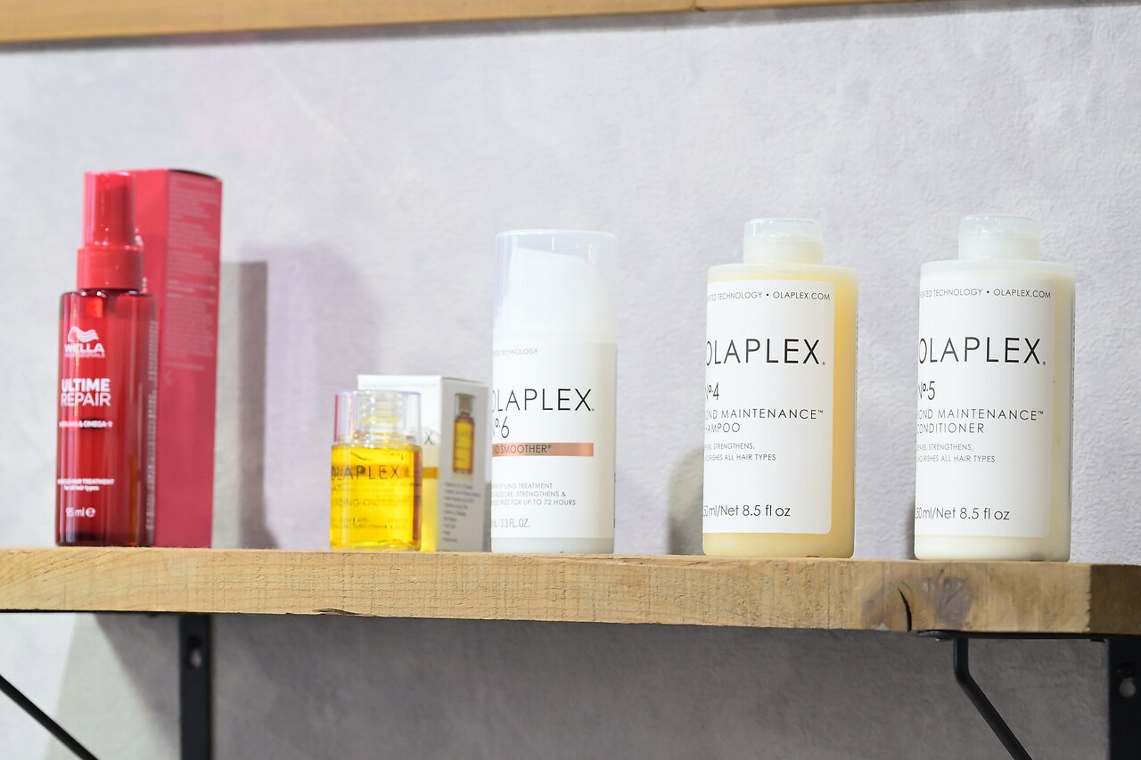 棚に並ぶこだわりのヘアケア製品（Olaplex・Wella）